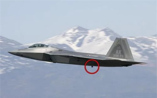 Thiết bị gia tăng diện tích phản xạ radar Luneburg Lens treo dưới bụng tiêm kích F-22 Raptor