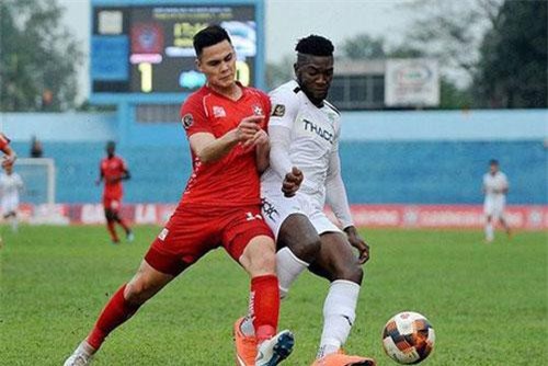 Trung vệ Adriano Schmidt dính chấn thương, nguy cơ bỏ lỡ King’s Cup