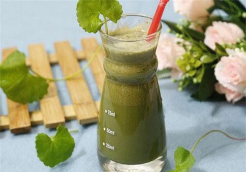 Dùng nước rau má để giải nhiệt, làm đẹp da nhưng nhiều người mắc sai lầm kiểu này ti tỉ lần vẫn không rút kinh nghiệm