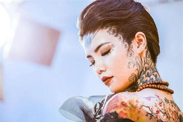 Cô gái xăm trổ bị người lớn "bĩu môi" giữa phố giờ ra sao?