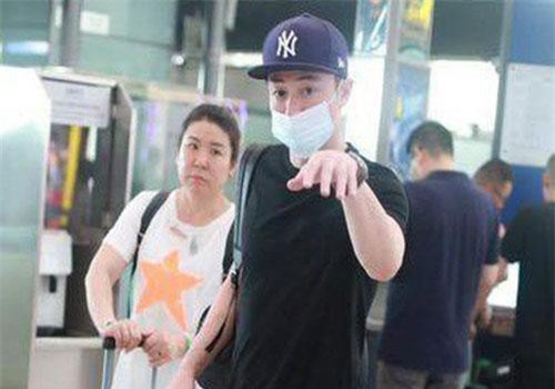 Xuất hiện sau scandal ly hôn Lâm Tâm Như, Hoắc Kiến Hoa tỏ thái độ khó chịu với ống kính máy quay