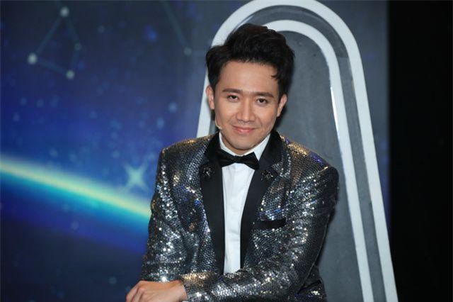 Trấn Thành bị “vạch mặt” vì thường xuyên mang giày độn trên sóng truyền hình