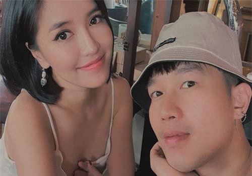 Bích Phương ý nhị lấy tay che áo trễ ngực nhưng vẫn bị cư dân mạng tấn công bằng câu nói phũ phàng