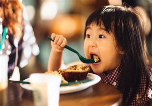 Cho con ăn 5 thực phẩm này trước khi đi ngủ sẽ khiến cả thể chất và não bộ của trẻ bị ảnh hưởng