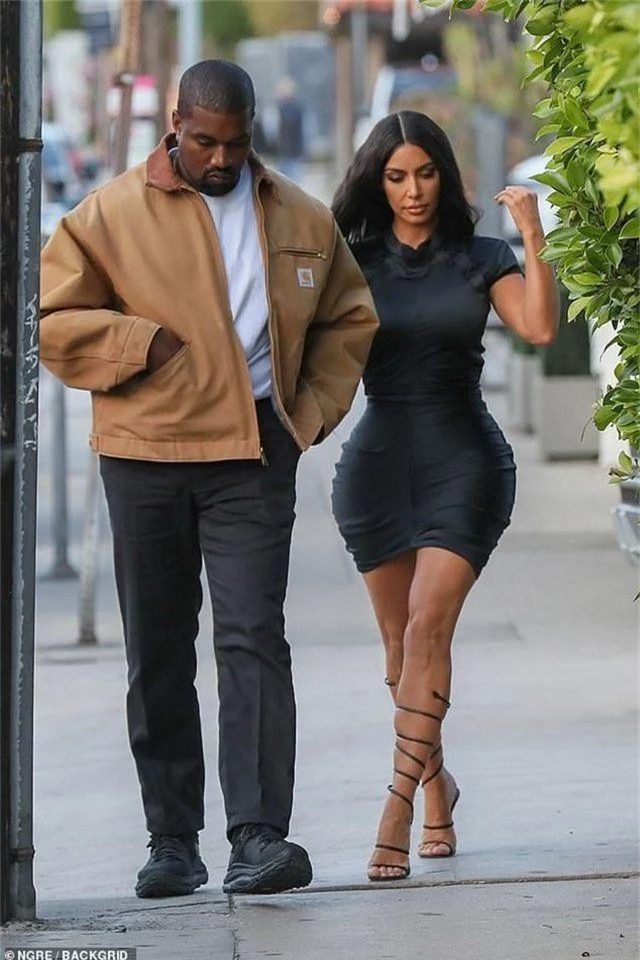 Kim Kardashian khoe thân hình đồng hồ cát - 1
