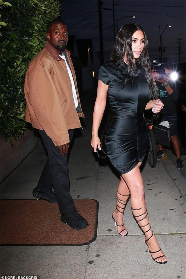 Kim Kardashian khoe thân hình đồng hồ cát - 2