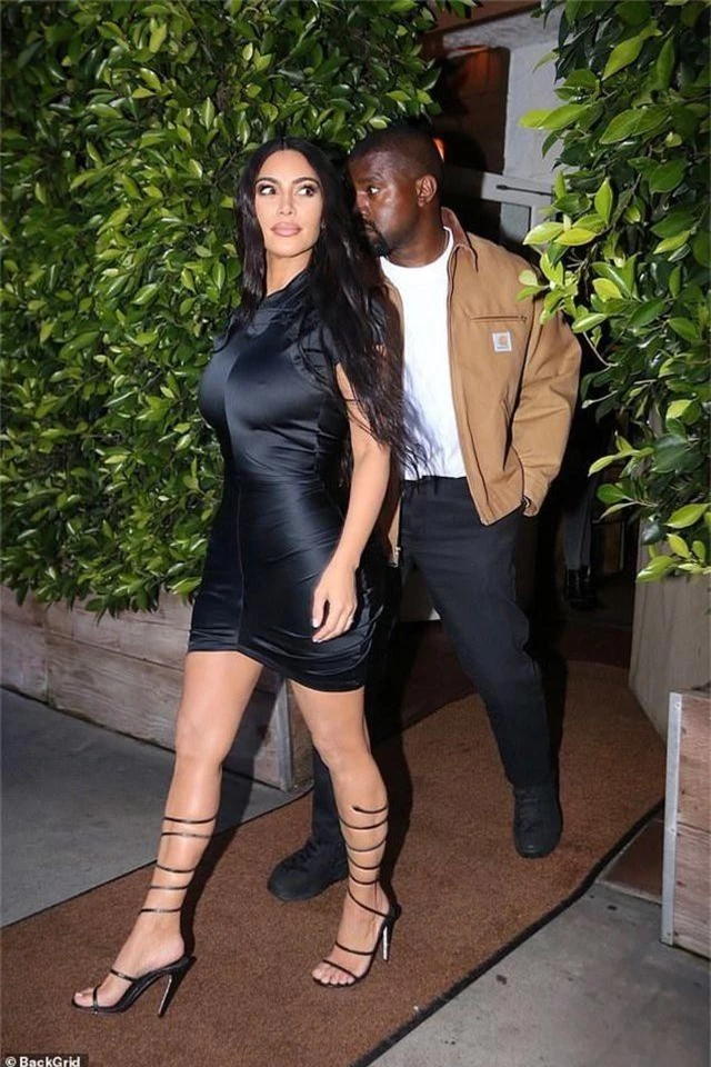 Kim Kardashian khoe thân hình đồng hồ cát - 4