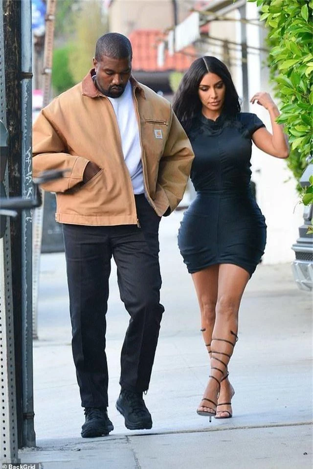 Kim Kardashian khoe thân hình đồng hồ cát - 6