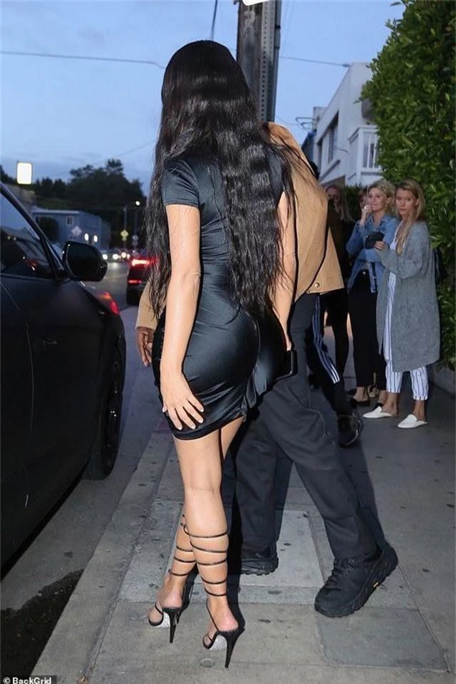 Kim Kardashian khoe thân hình đồng hồ cát - 7