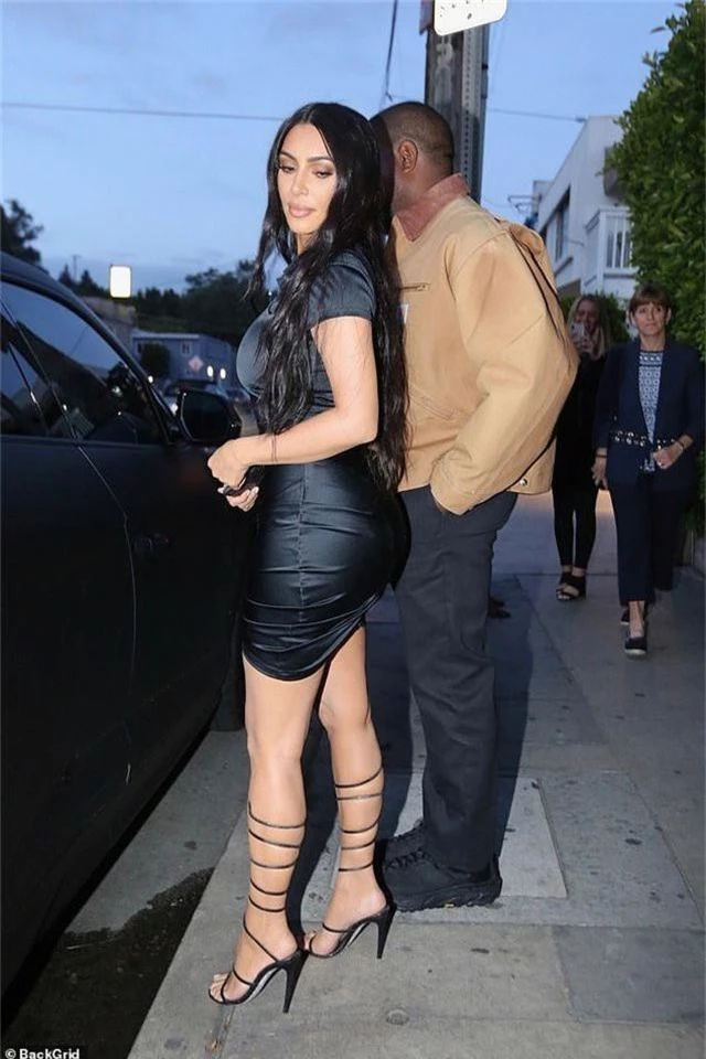 Kim Kardashian khoe thân hình đồng hồ cát - 8