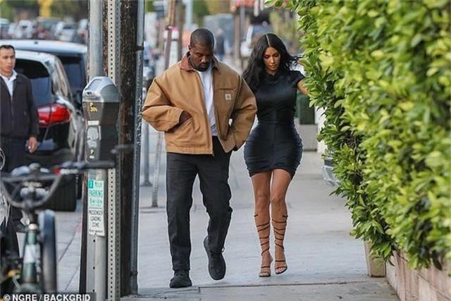 Kim Kardashian khoe thân hình đồng hồ cát - 9