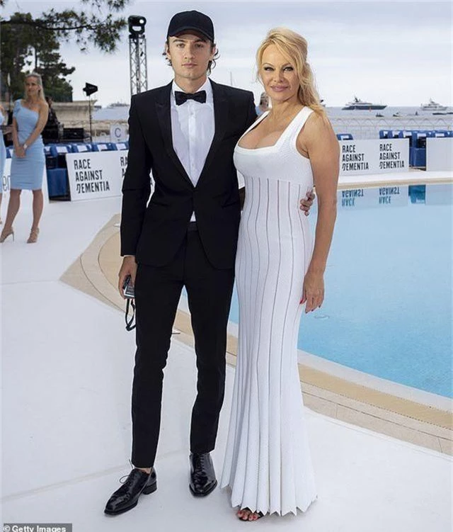 Pamela Anderson khoe ngực khủng bên bạn trai kém 18 tuổi - 1