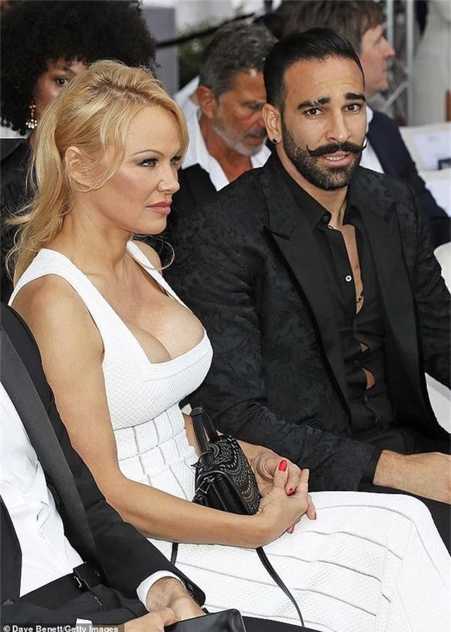Pamela Anderson khoe ngực khủng bên bạn trai kém 18 tuổi - 2