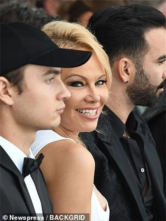 Pamela Anderson khoe ngực khủng bên bạn trai kém 18 tuổi - 7