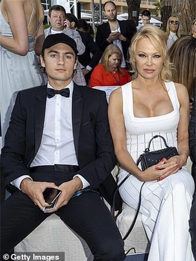 Pamela Anderson khoe ngực khủng bên bạn trai kém 18 tuổi - 8