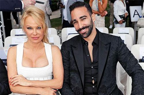 Pamela Anderson khoe ngực khủng bên bạn trai kém 18 tuổi