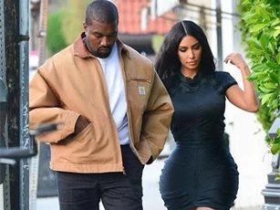 Kim Kardashian khoe thân hình "đồng hồ cát"