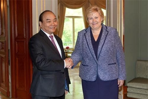 Thủ tướng Nguyễn Xuân Phúc và Thủ tướng Vương quốc Na Uy, bà Erna Solberg. Ảnh: VGP/Quang Hiếu.