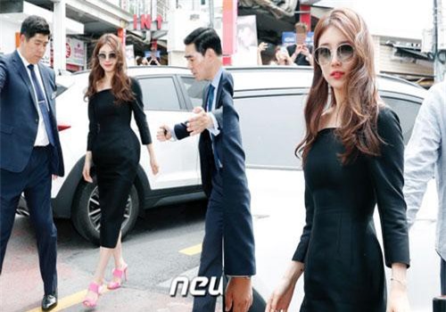 Nữ thần sắc đẹp Suzy gây náo loạn khu phố Hàn vì đẹp lồng lộn, được dàn vệ sĩ hộ tống như bà hoàng tại sự kiện