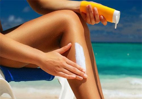 Chuyên gia cảnh báo hóa chất trong kem chống nắng có thể hấp thụ vào máu