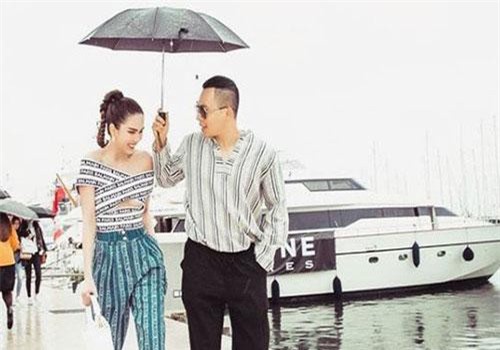 Vừa gay gắt đáp trả đàn chị, Ngọc Trinh lại đăng ảnh cực tình cùng Vũ Khắc Tiệp với thái độ "chẳng màng thế sự"