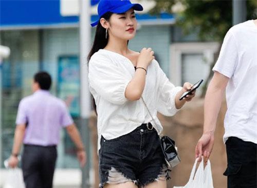 Phố Trung Quốc ngập tràn những cô gái đẹp ăn vận mát mẻ hút mắt