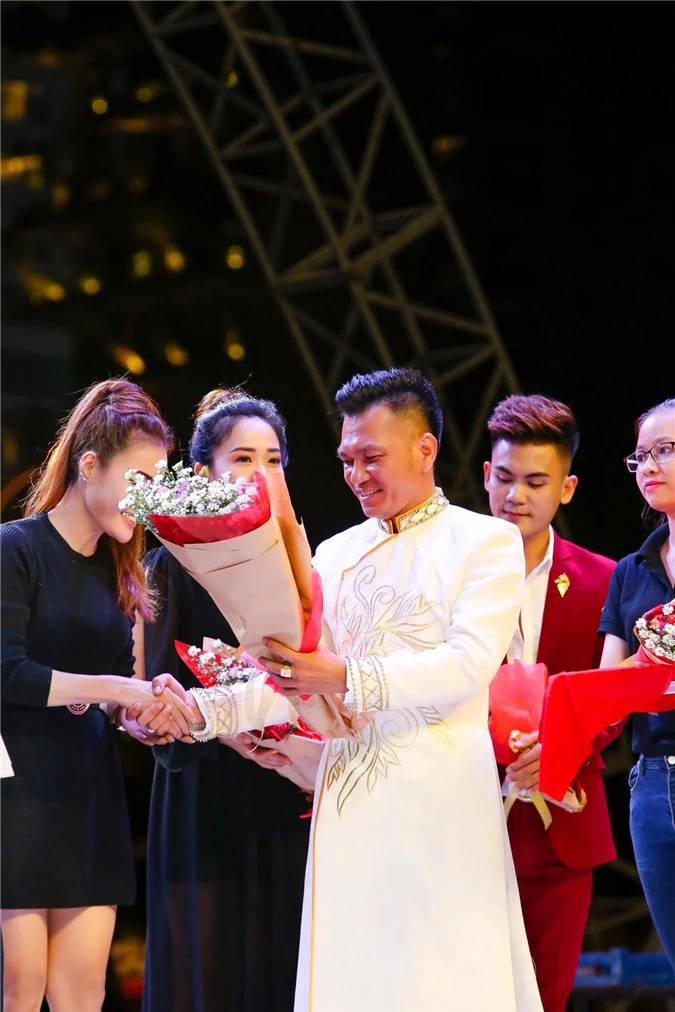 Ông Trương Tuấn - Phó ban tổ chức trao tặng hoa cho các nhà tài trợ 