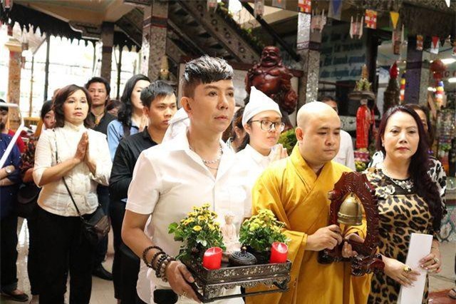 Long Nhật khóc nghẹn trong lễ cầu siêu “người tình âm nhạc” Vương Bảo Tuấn