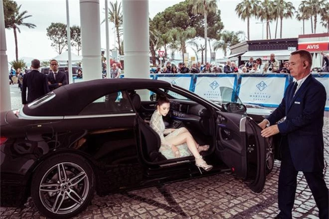 Cũng góp mặt tại Cannes, nhưng Hoa hậu Jolie Nguyễn lại đến với tư cách một... blogger? - Ảnh 1.