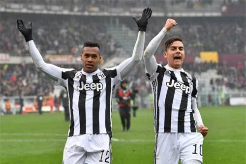 Juve sẵn sàng đổi Alex Sandro (trái) và Dybala lấy Pogba.