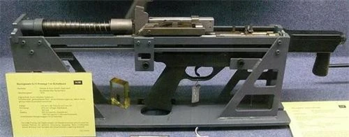 Mẫu chế thử ban đầu của súng trường bắn đạn không vỏ G11