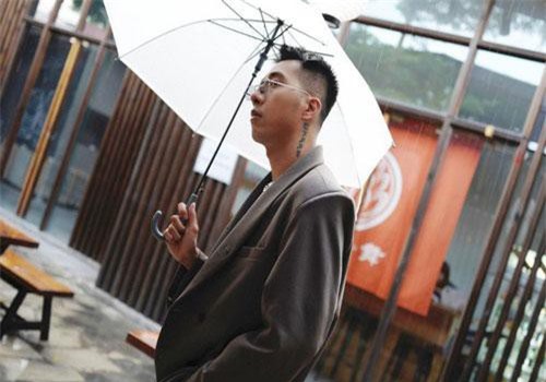 Only C chơi lớn "biến" con phố ở Đà Lạt thành Nhật Bản trong ca khúc "xé tim" khán giả