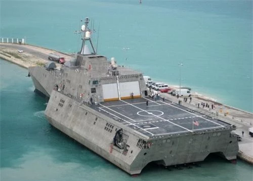 Sàn đáp máy bay rất lớn của tàu chiến ven bờ USS Independence