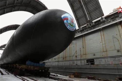 Kazan là tàu ngầm đầu tiên được đóng theo đề án 885M - phiên bản cải tiến của lớp tàu ngầm tấn công chạy bằng năng lượng hạt nhân Yasen Đề án 885M. Tàu ngầm Kazan được khởi đóng ngày 24/7/2009, chính thức hạ thủy ngày 31/3/2017. 