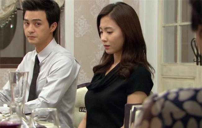 Mẹ chồng tuyên bố tái hôn, con dâu con trai đang mừng rỡ bỗng tái mặt khi nhìn thấy người mà bà muốn lấy