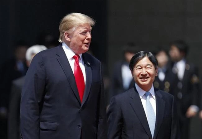 Tổng thống Mỹ Donald Trump (trái) và Nhật hoàng Naruhito. Ảnh: Reuters.