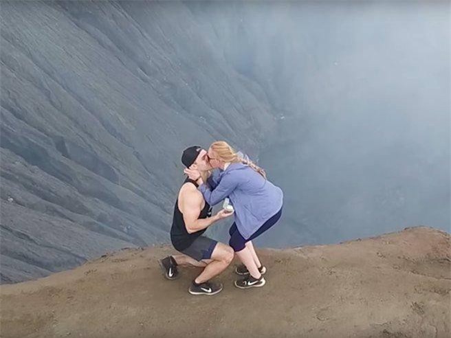 Hồi hộp cảnh cầu hôn trên miệng núi lửa cao hơn 2.300 mét
