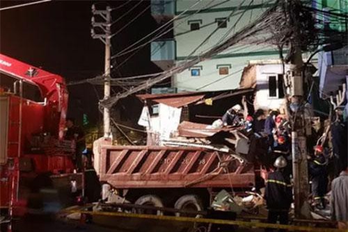 TP.HCM: Xe ben đâm sập nhà dân, 3 người nguy kịch