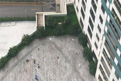 Hà Nội: Người đàn ông rơi từ tầng 22 trung tâm thương mại xuống đất tử vong