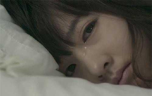 Ngày bố lấy vợ mới, mẹ gọi tôi ra một góc và dạy tôi cách để phá hoại cuộc hôn nhân này khiến chuỗi ngày sau đó của tôi thật tối tăm