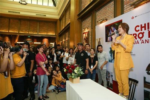 Mỹ Tâm đi xe máy điện mini, "rã tay" ký tặng fan sau khi bán sạch 5.000 album nhạc phim