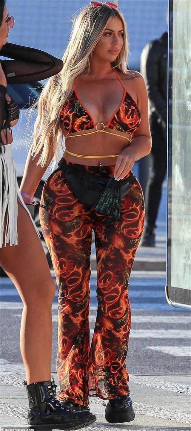 Chloe Ferry ăn vận táo bạo ra phố - 2