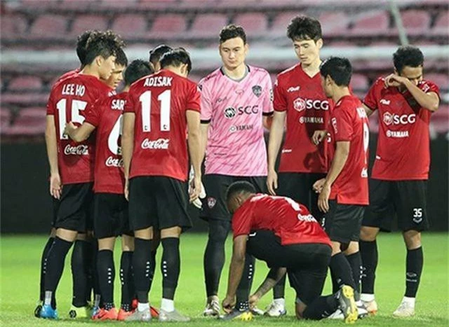 HLV Muangthong United bất ngờ chỉ trích Văn Lâm - 1