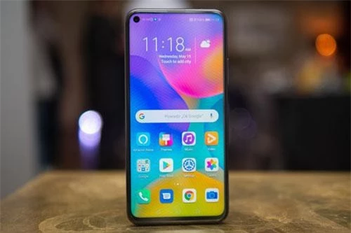 Honor 20 sử dụng màn hình IPS kích thước 6,26 inch, độ phân giải Full HD Plus (2.340x1.080 pixel), mật độ điểm ảnh 412 ppi. Màn hình này chia theo tỷ lệ 19,5:9, thiết kế dạng đục lỗ, chiếm 91,7% diện tích mặt trước. 