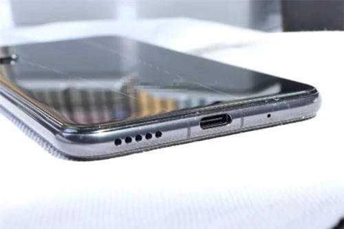 Loa ngoài, cổng USB Type-C và micro dưới cạnh đáy.