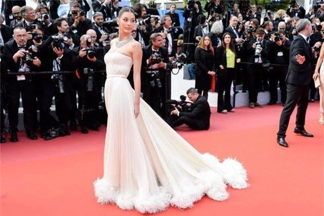 Những bộ váy đẹp nhất trên thảm đỏ Cannes 2019 - 14