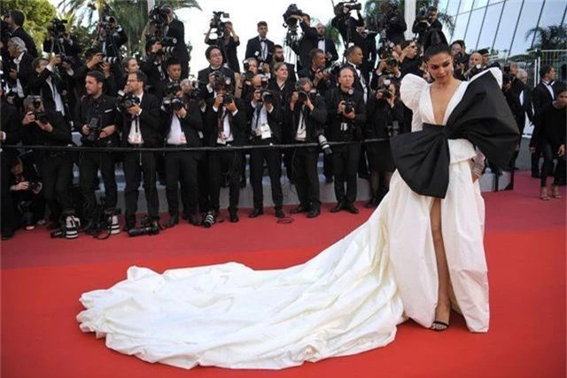 Những bộ váy đẹp nhất trên thảm đỏ Cannes 2019 - 30