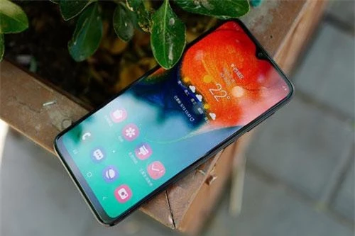 Galaxy A40s sử dụng tấm nền màn hình Super AMOLED kích thước 6,4 inch, độ phân giải HD Plus (1.560x720 pixel). Màn hình này được chia theo tỷ lệ 19,5:9.