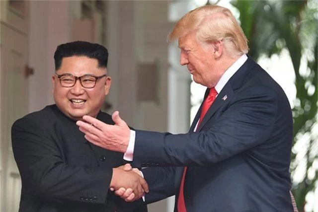 Tổng thống Trump: Ông Kim Jong-un thông minh, biết nên từ bỏ vũ khí hạt nhân - 1