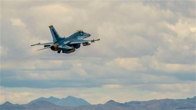 Video F-16 Mỹ “cải trang” thành Su-57 Nga lần đầu cất cánh - 1